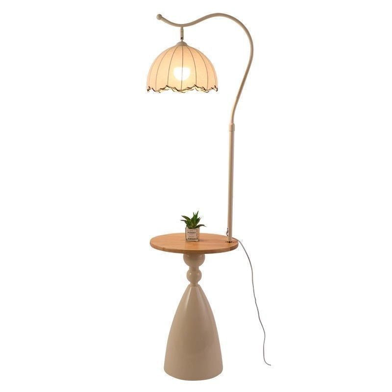 Moderne Stehlampe mit integriertem Beistelltisch