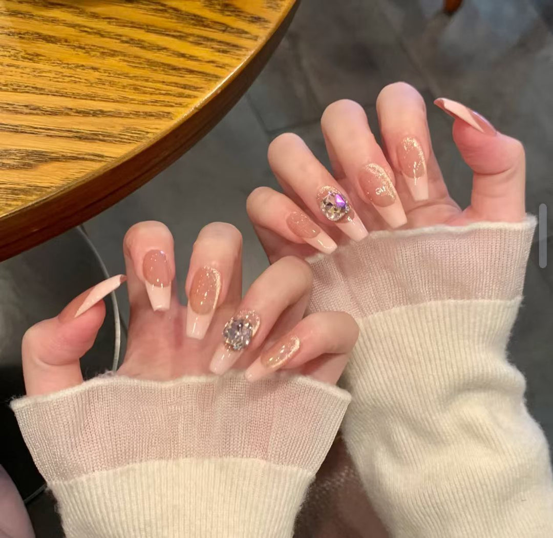 Kunstnägel mit Glamourösem Design Karnz