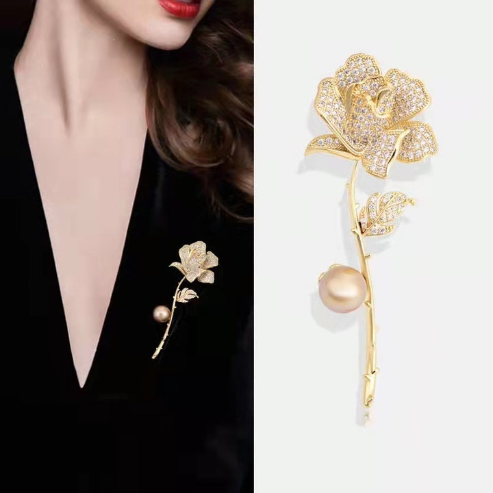 Elegante Brosche In Blumenform mit Strass und Perle Karnz