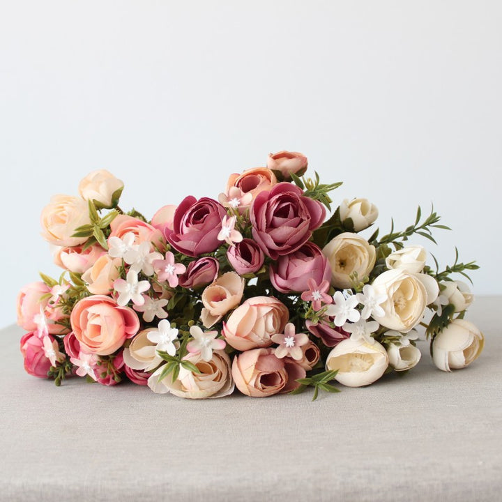 Künstlicher Blumenstrauß mit realistischen Rosen