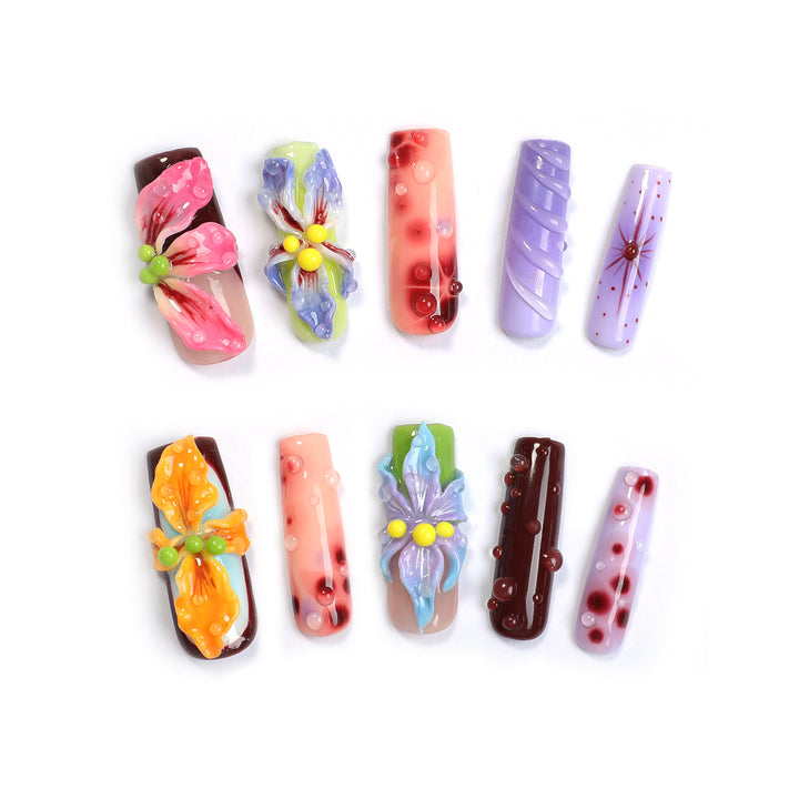 Kreatives Kunstnagelset mit elegantem Floral-Design und Glitzerakzenten Karnz