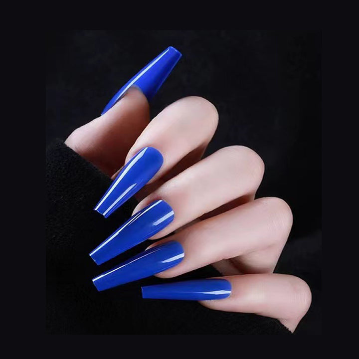 Kunstnagelset mit eleganten langen Spitzen und Hochglanz-Finish Karnz