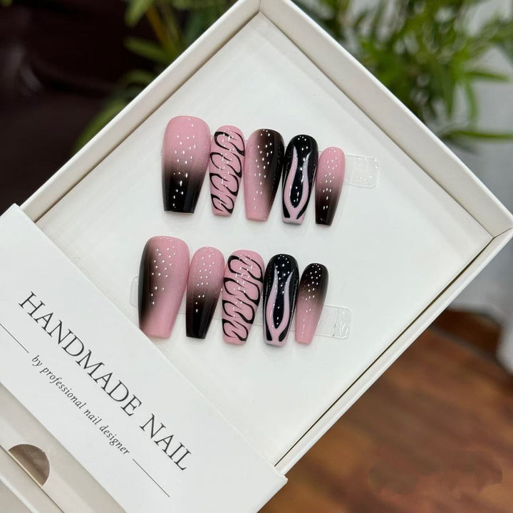 Künstlerisches Press-On-Nagelset mit einzigartigen abstrakten Designs