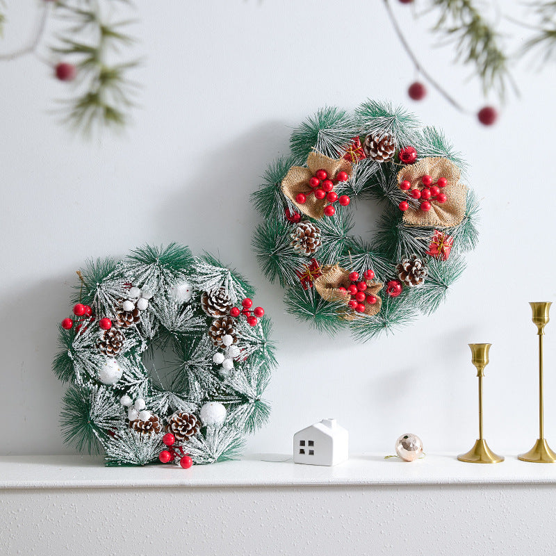 Festlicher Weihnachtskranz mit Tannenzapfen und Beeren Karnz