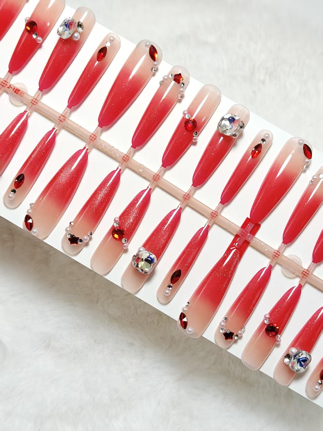 Kunstnägel mit Glamourösen Glitzer- und Strassverzierungen Karnz