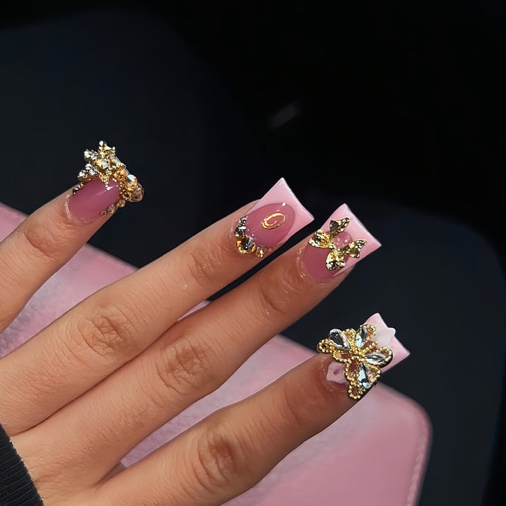 Künstlerische Nagelverlängerungen mit Strassdekorationen Karnz