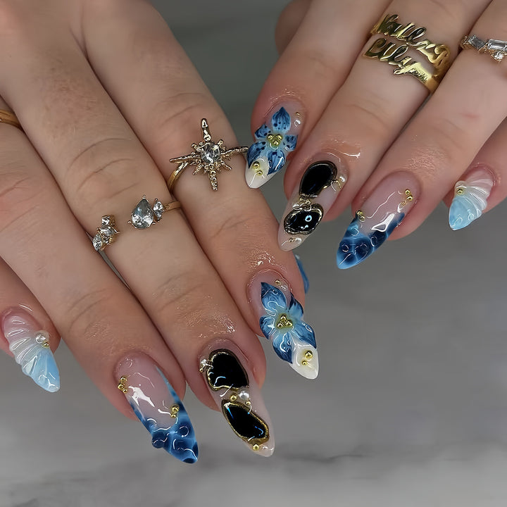 Kunstfingernägel mit Exklusiven Floralen und Eleganten 3D-Akzenten Karnz