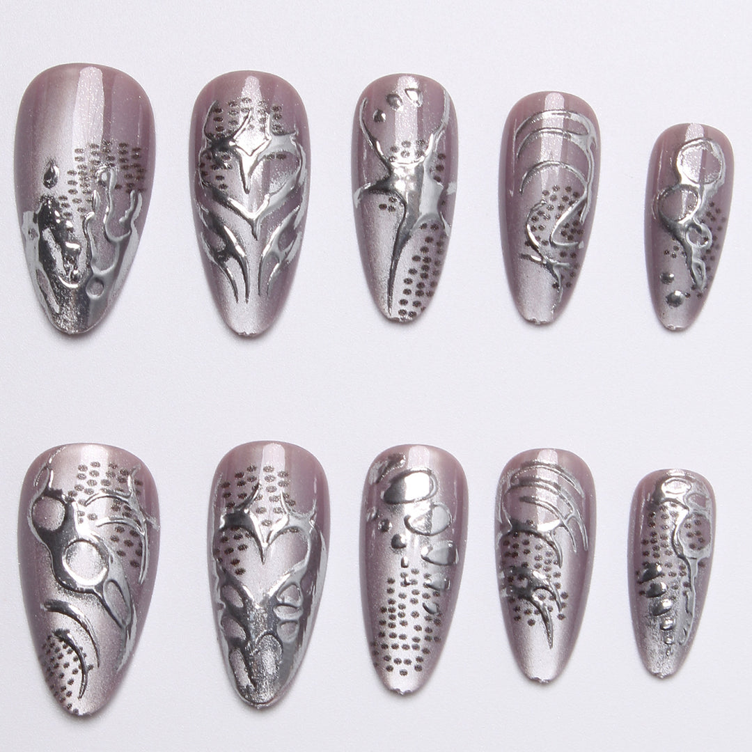 Kunstnagelset mit extravaganten 3D-Designs und glamourösen Verzierungen Karnz