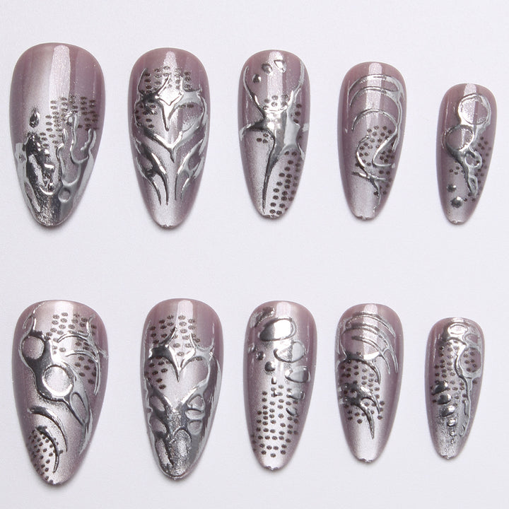 Kunstnagelset mit extravaganten 3D-Designs und glamourösen Verzierungen Karnz