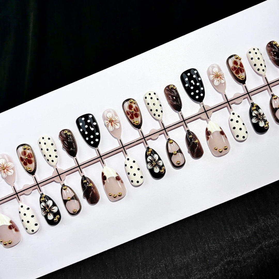 Dekorative Press-On Nagelkunstset mit floralen und geometrischen Designs