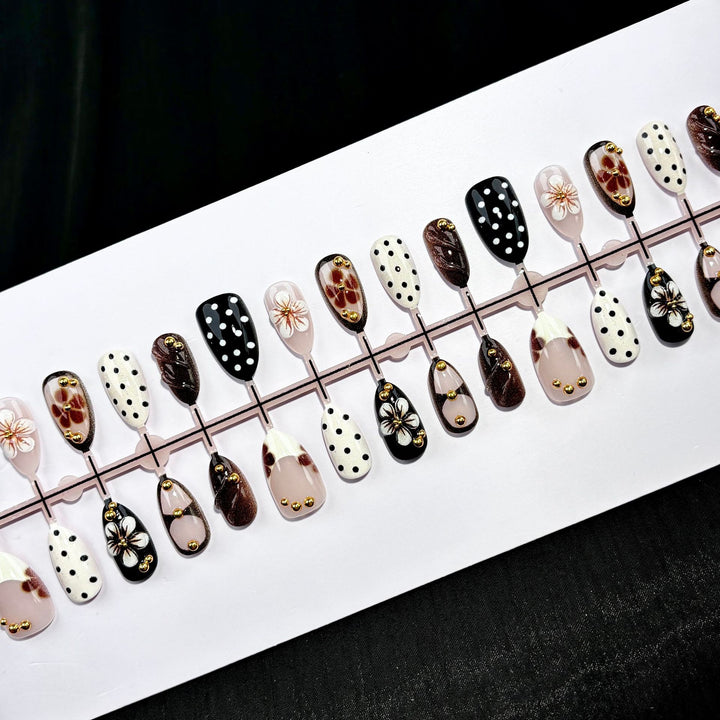 Dekorative Press-On Nagelkunstset mit floralen und geometrischen Designs