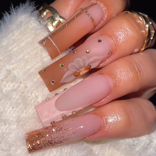 Glamouröse florale dekorierte Press-On-Nagelkunst Karnz