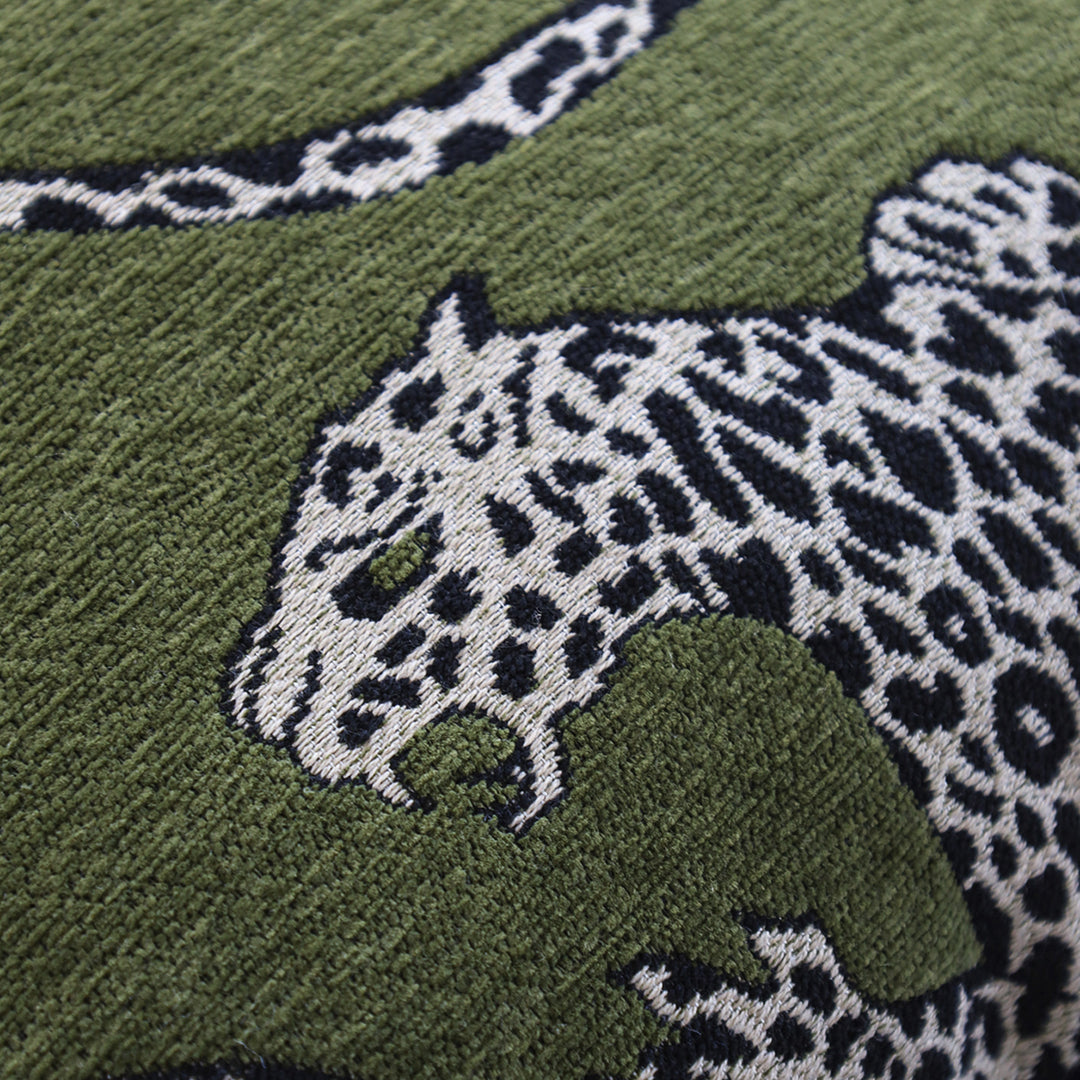 Quadratischer Kissenbezug mit gesticktem Leopardenmuster und Satinpaspel Karnz