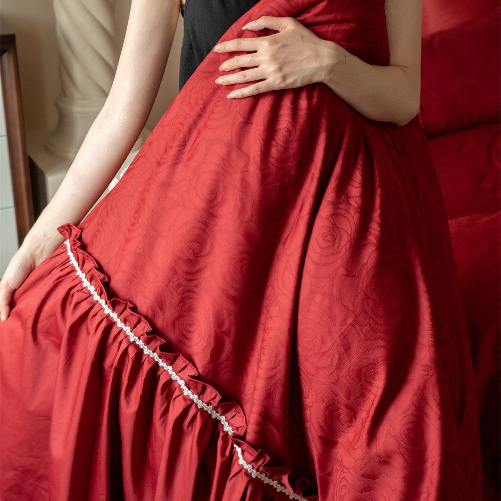 Opulentes Bettwäscheset im Vintage‑Stil mit gerafftem Bettüberwurf und Zierborte