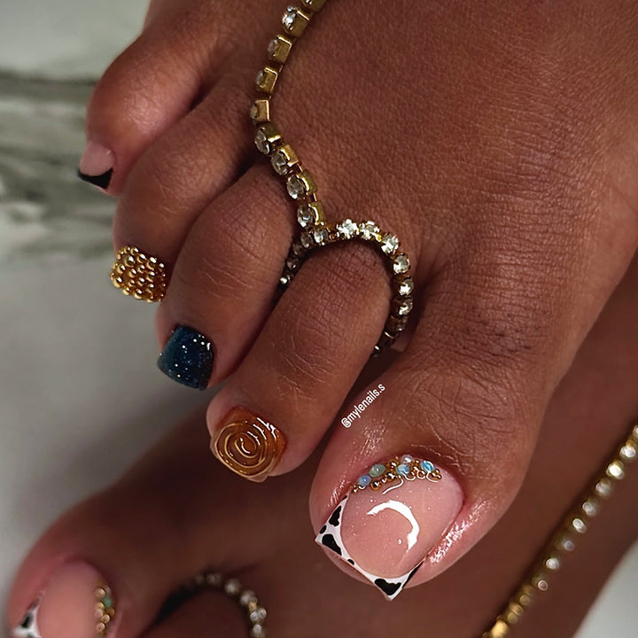 Elegantes Press-On-Nagelkunst-Set mit dekorativen Akzenten Karnz