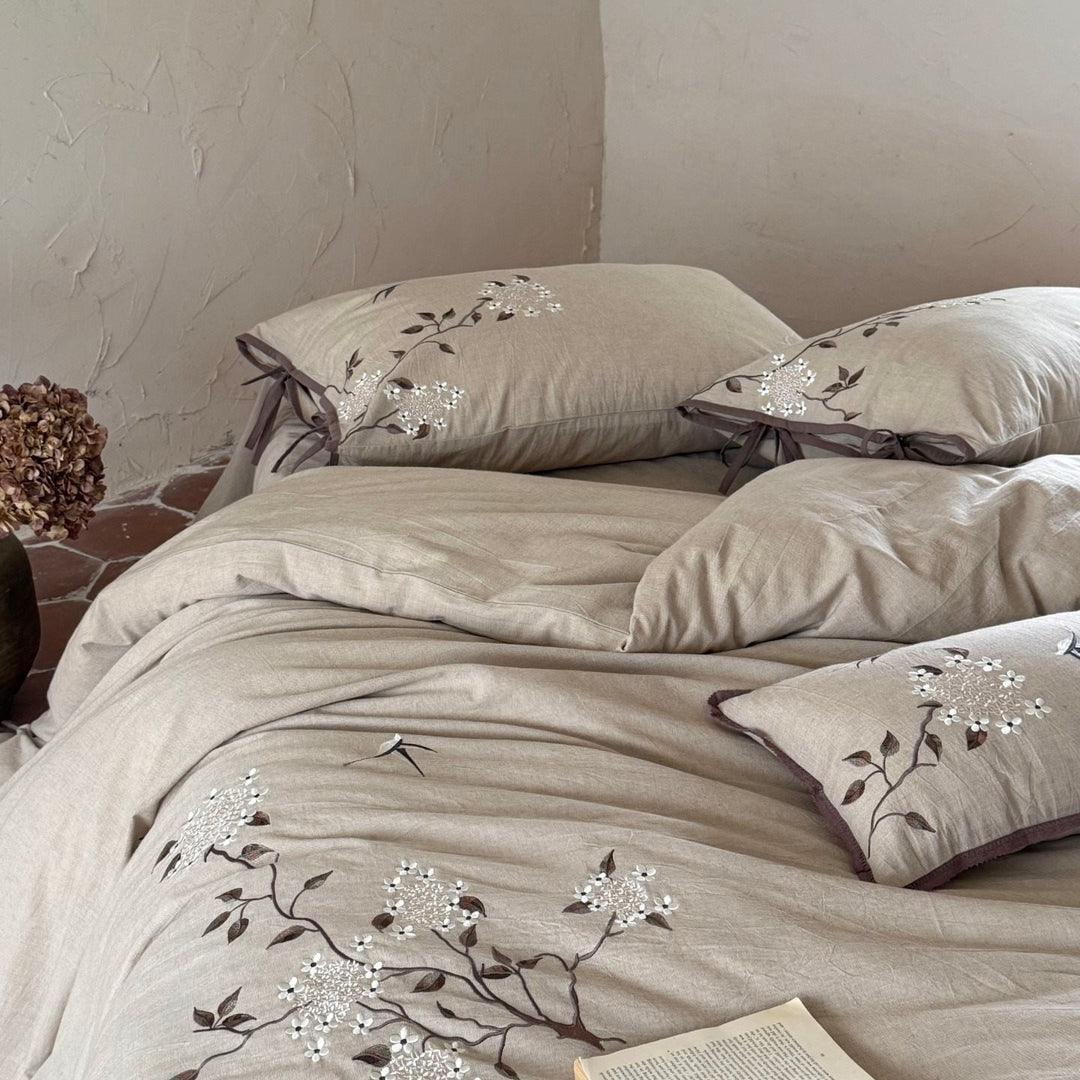 Bestickte Bettwäsche-Garnitur aus Leinenoptik mit Zierbändern und floraler Stickerei