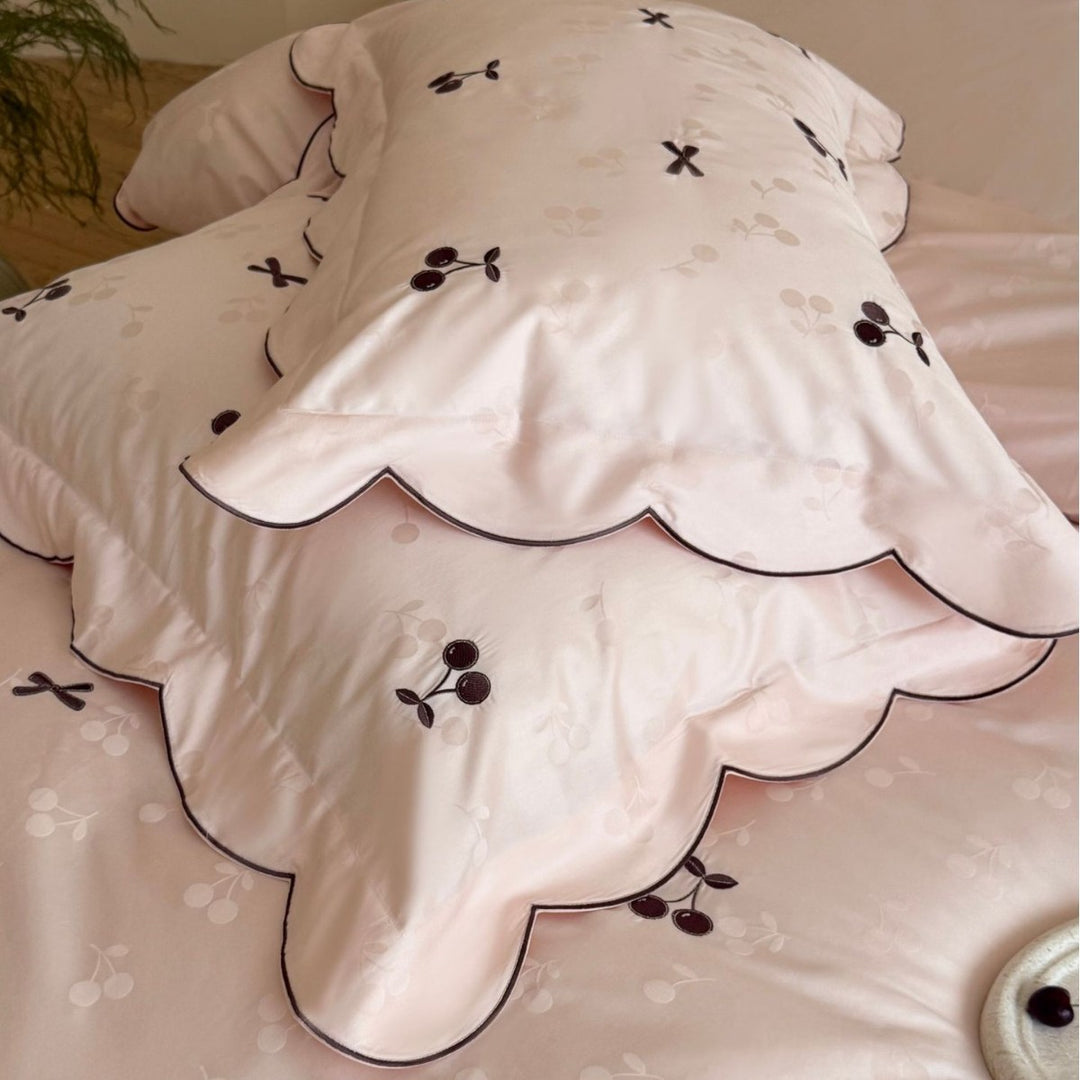 Gerüschter Baumwollsatin Bettwäsche Set mit Kirschen-Stickerei und Kissenbezügen