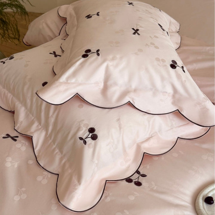 Gerüschter Baumwollsatin Bettwäsche Set mit Kirschen-Stickerei und Kissenbezügen
