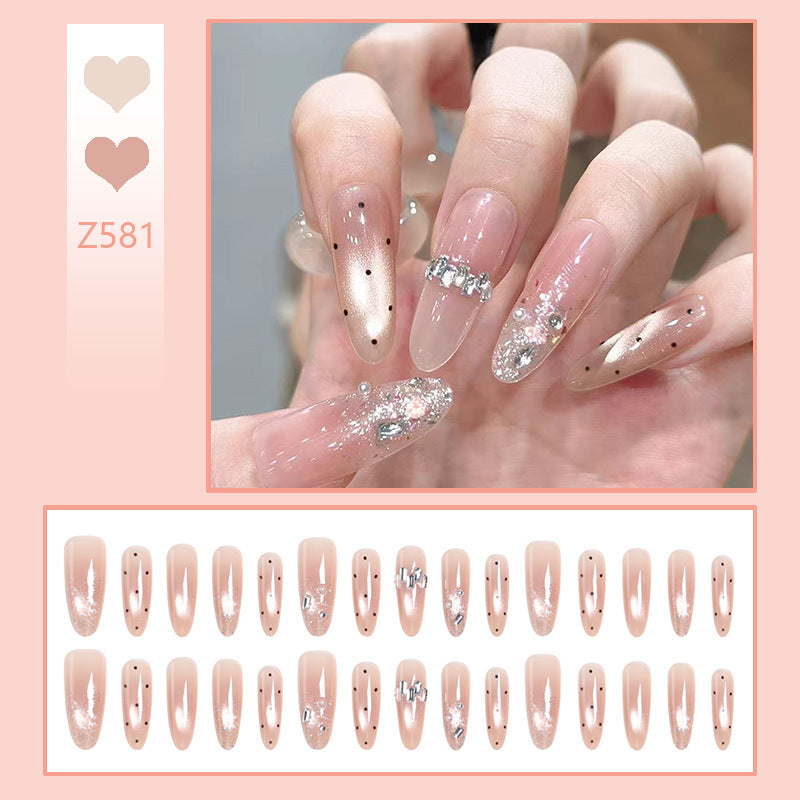 Kunstnagelset mit funkelnden Glitzer- und eleganten Schmuckdetails Karnz