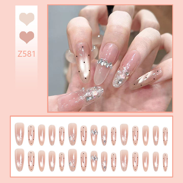 Kunstnagelset mit funkelnden Glitzer- und eleganten Schmuckdetails Karnz