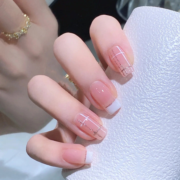 Kunstnagelset mit elegantem French-Tip und modischen Verzierungen Karnz