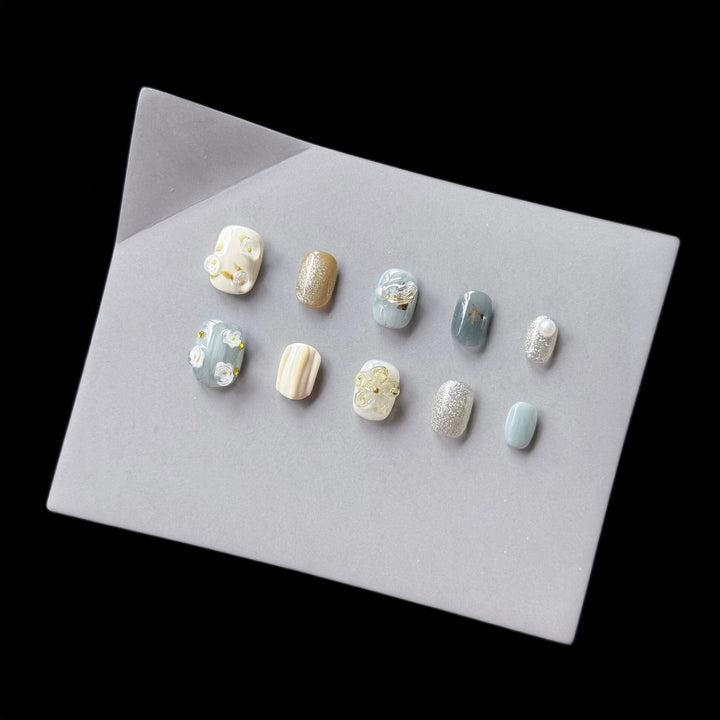 Dekorativer Press-On Nagelkunst Set mit eleganten Blumen- und Glitzerelementen