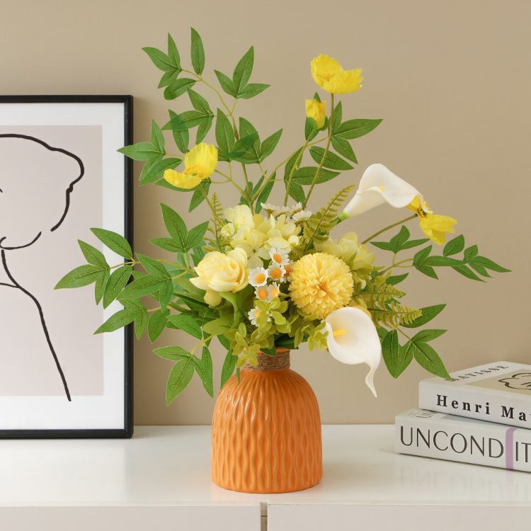 Lebensechte Blumenarrangement mit dekorativer Vase