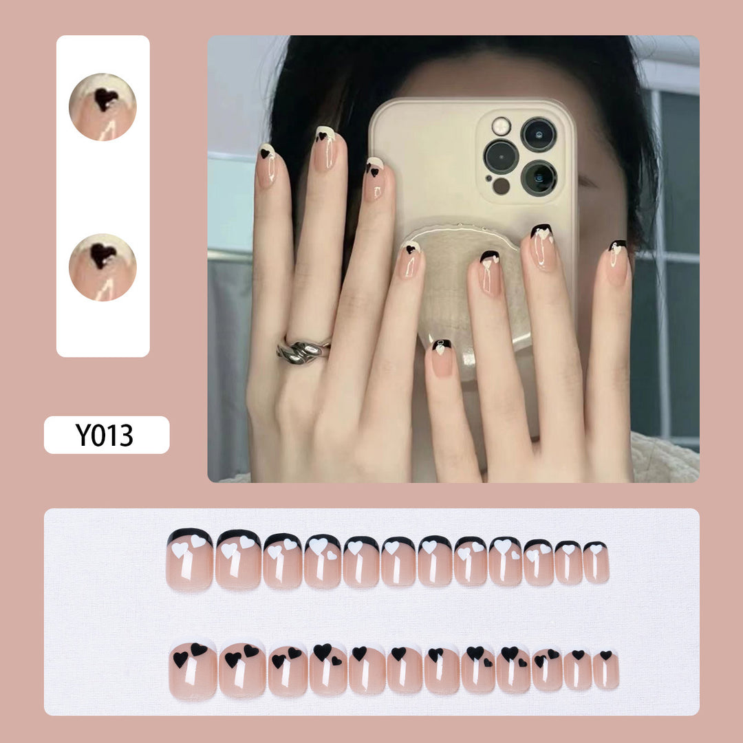 Künstlerisches Press-On-Nagelset mit Herz- und Blätterdesigns