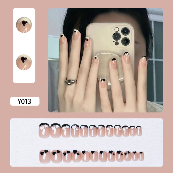 Künstlerisches Press-On-Nagelset mit Herz- und Blätterdesigns