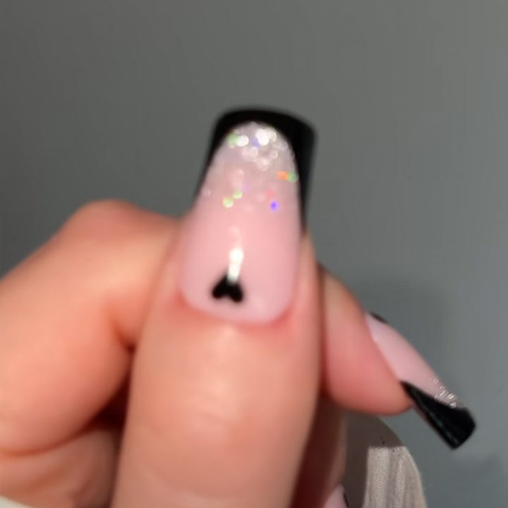 Dekoratives Press-On Nagelkunst-Set mit Glitzer und Herz-Akzenten Karnz