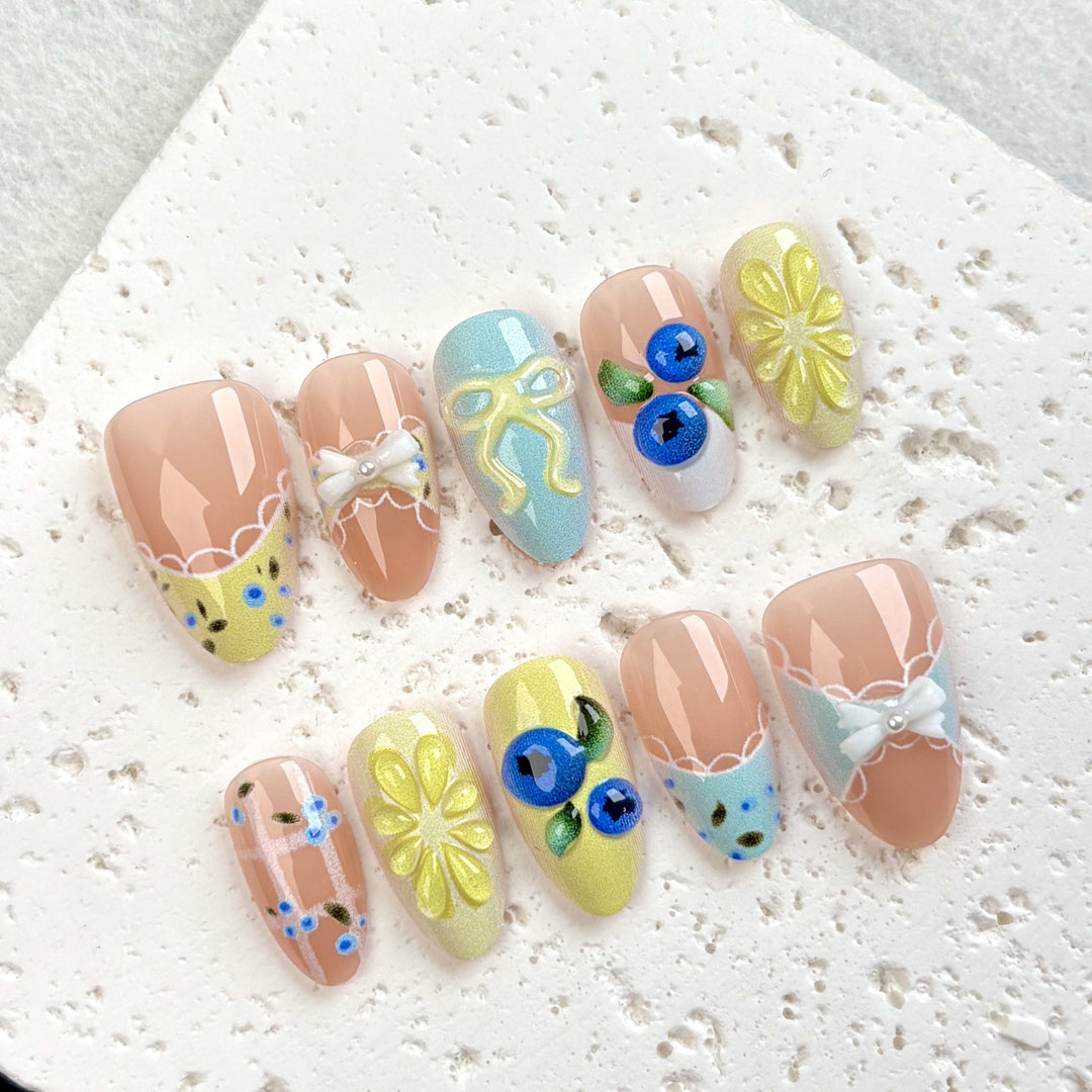 Dekorativer Press-On Nagelkunst Set mit floralem und Schleifenakzent