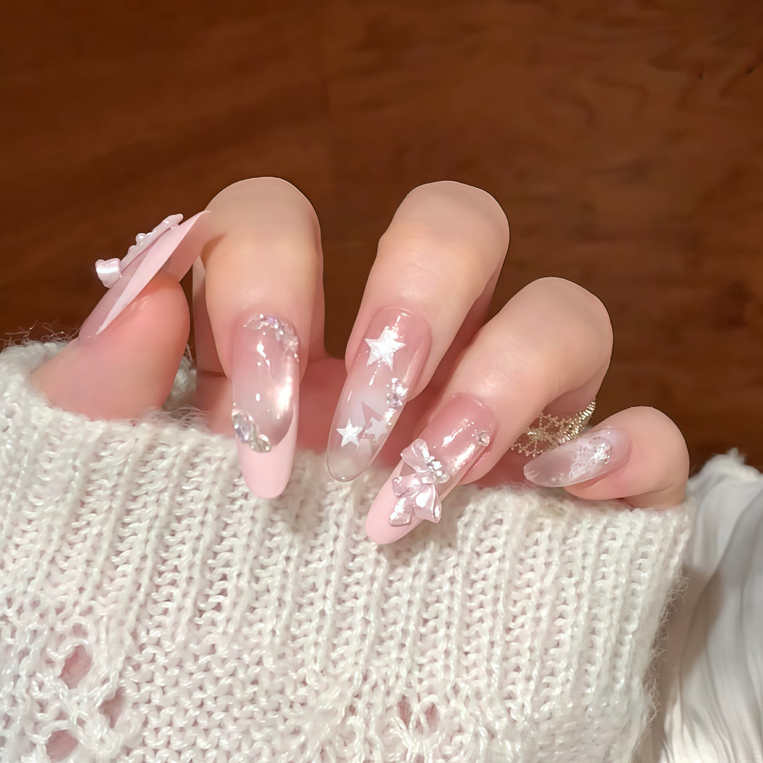 Künstliche Nagelspitzen mit Glamourösen Glitzer- und Schleifendetails Karnz