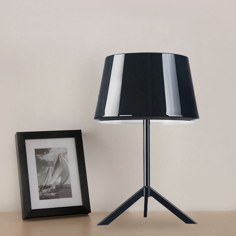 Moderne Tischlampe mit schlanker Metallbasis