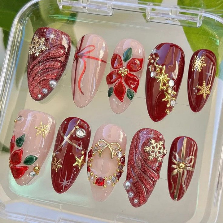 Kunstnagelset mit luxuriösen Weihnachtsmotiven und glamourösen Akzenten Karnz