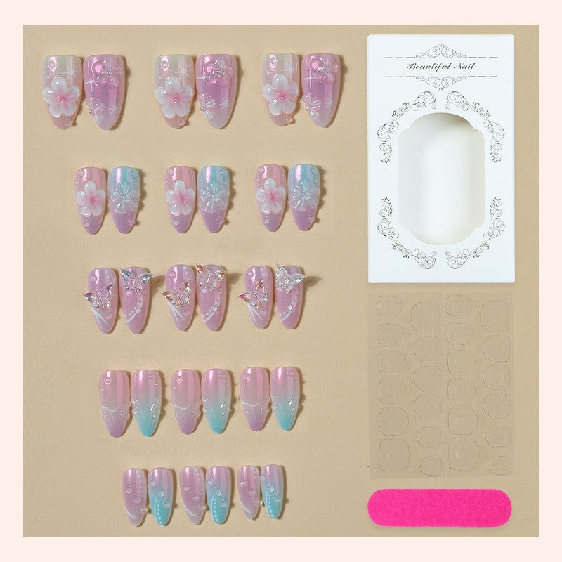 Kunstnagelset mit floralen Akzenten und Glitzer Karnz