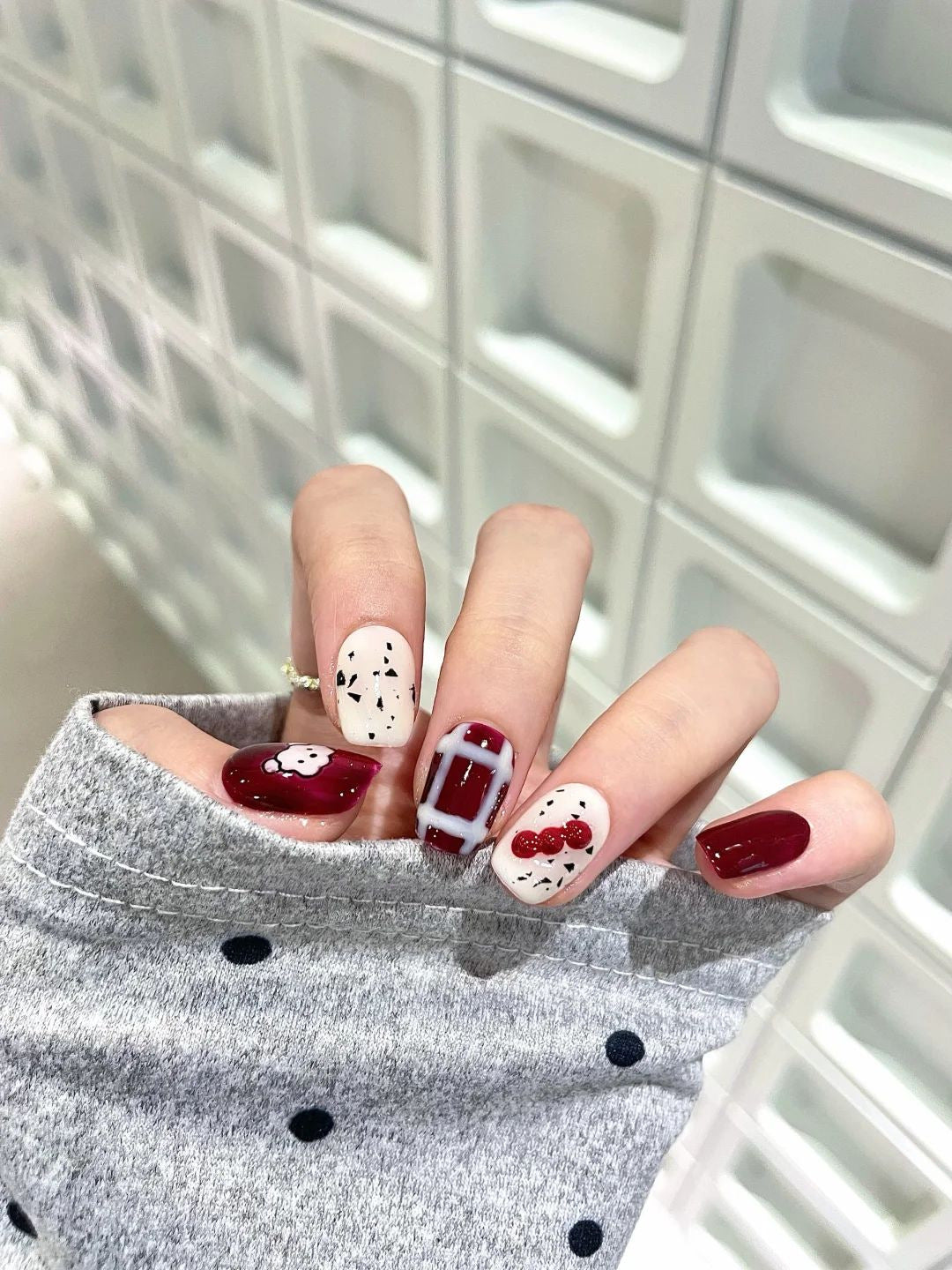 Künstlerisches Herzmuster Nagelkunstverlängerungen Karnz