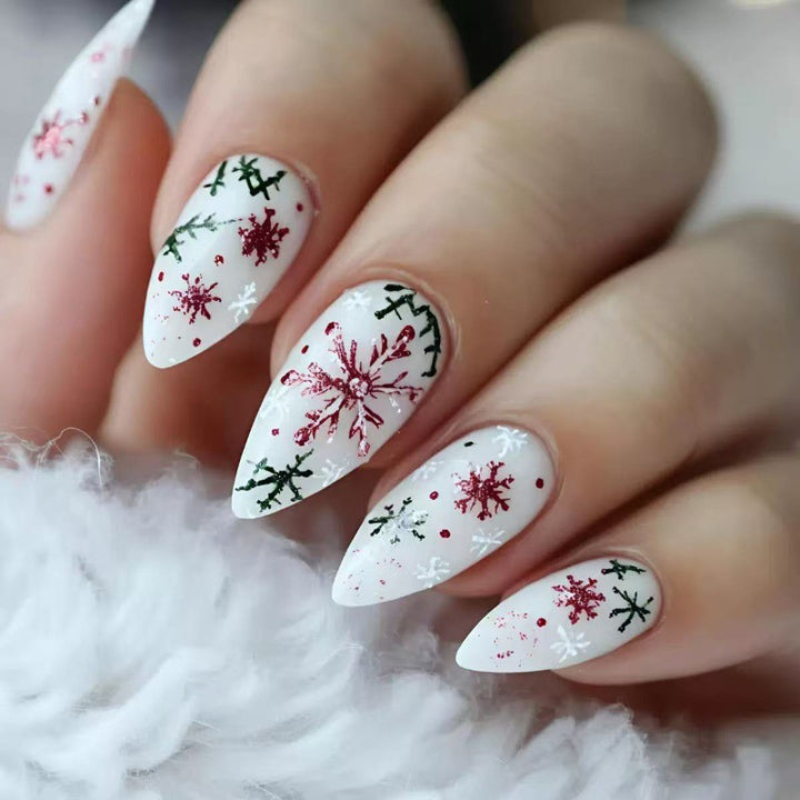 Kreative Nagelkunst mit festlichem Schneeflocken-Design Karnz