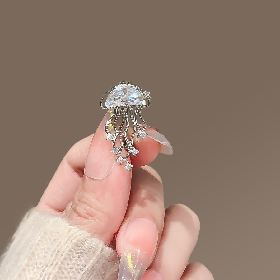Elegante Quallenbrosche mit Funkelnden Kristallen Karnz