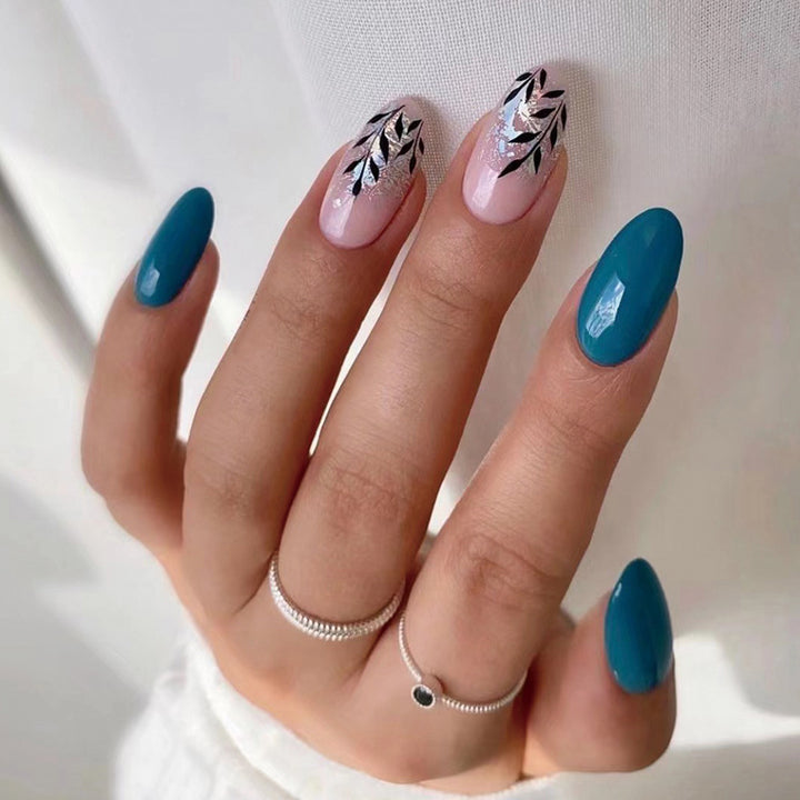 Elegante Nagelkunst mit floralem Akzent und metallischen Details Karnz