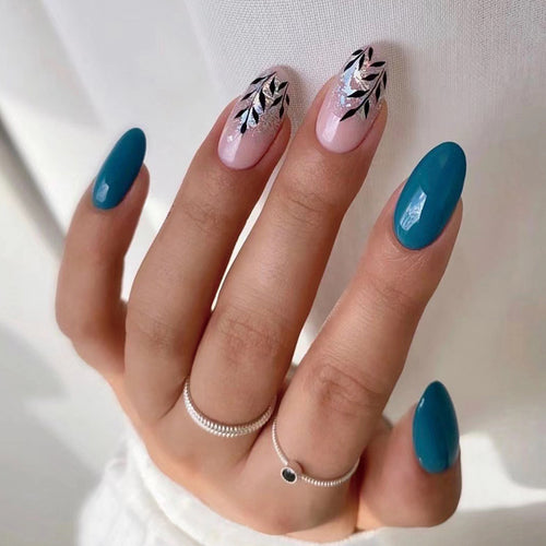 Elegante Nagelkunst mit floralem Akzent und metallischen Details Karnz