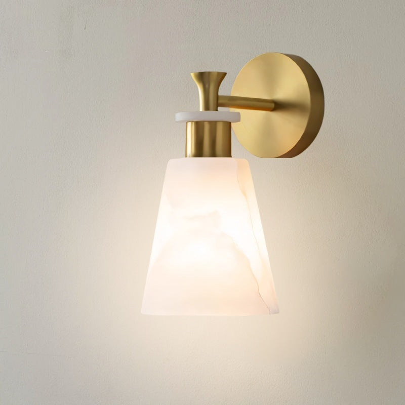 Elegante Wandleuchte mit gefrostetem Alabaster-Schirm