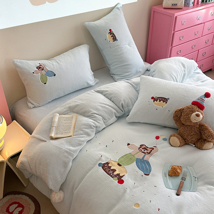 Kuschelige Kinder-Bettwäschegarnitur mit besticktem Teddymotiv