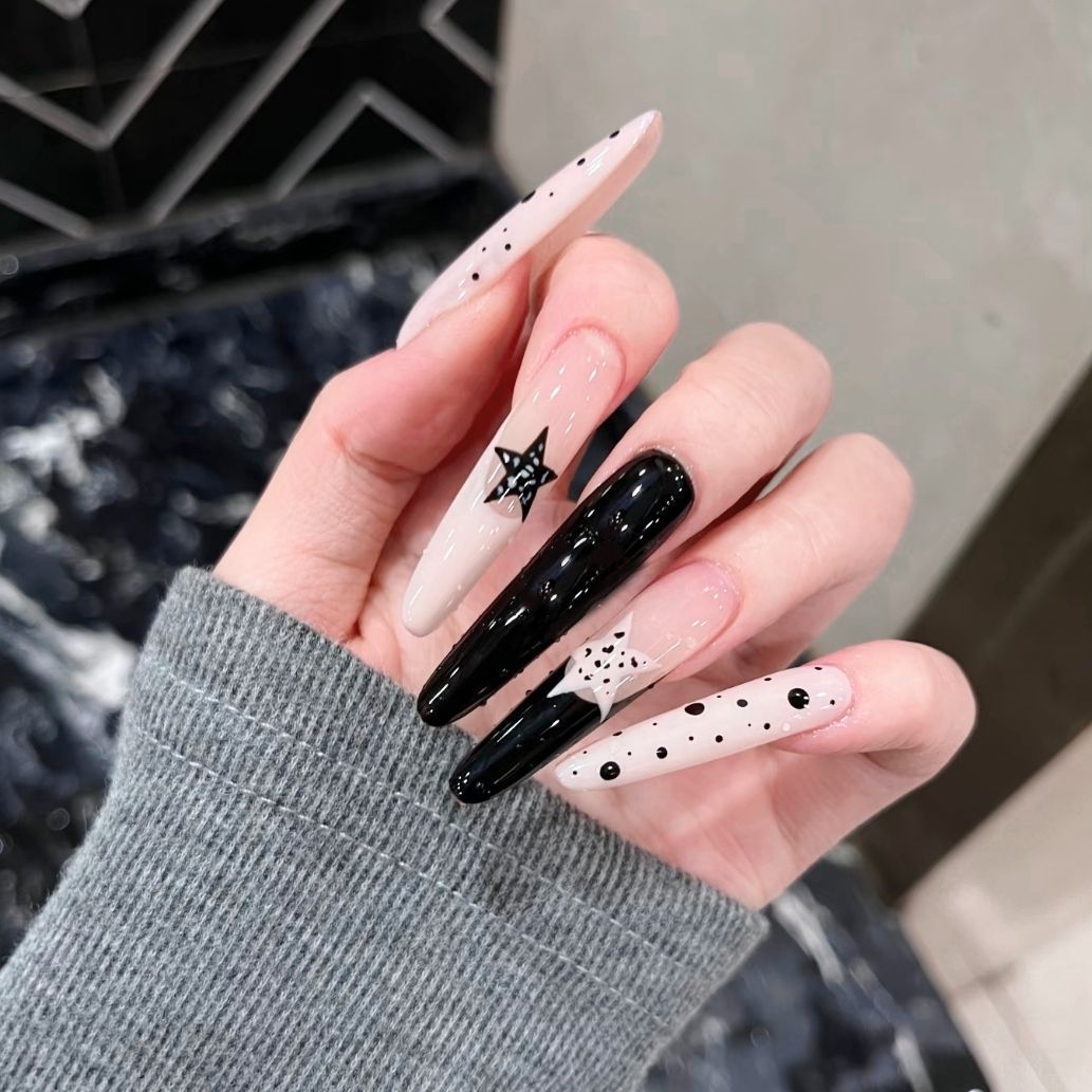 Künstlerische Lange Stiletto-Nagelverzierungen Karnz