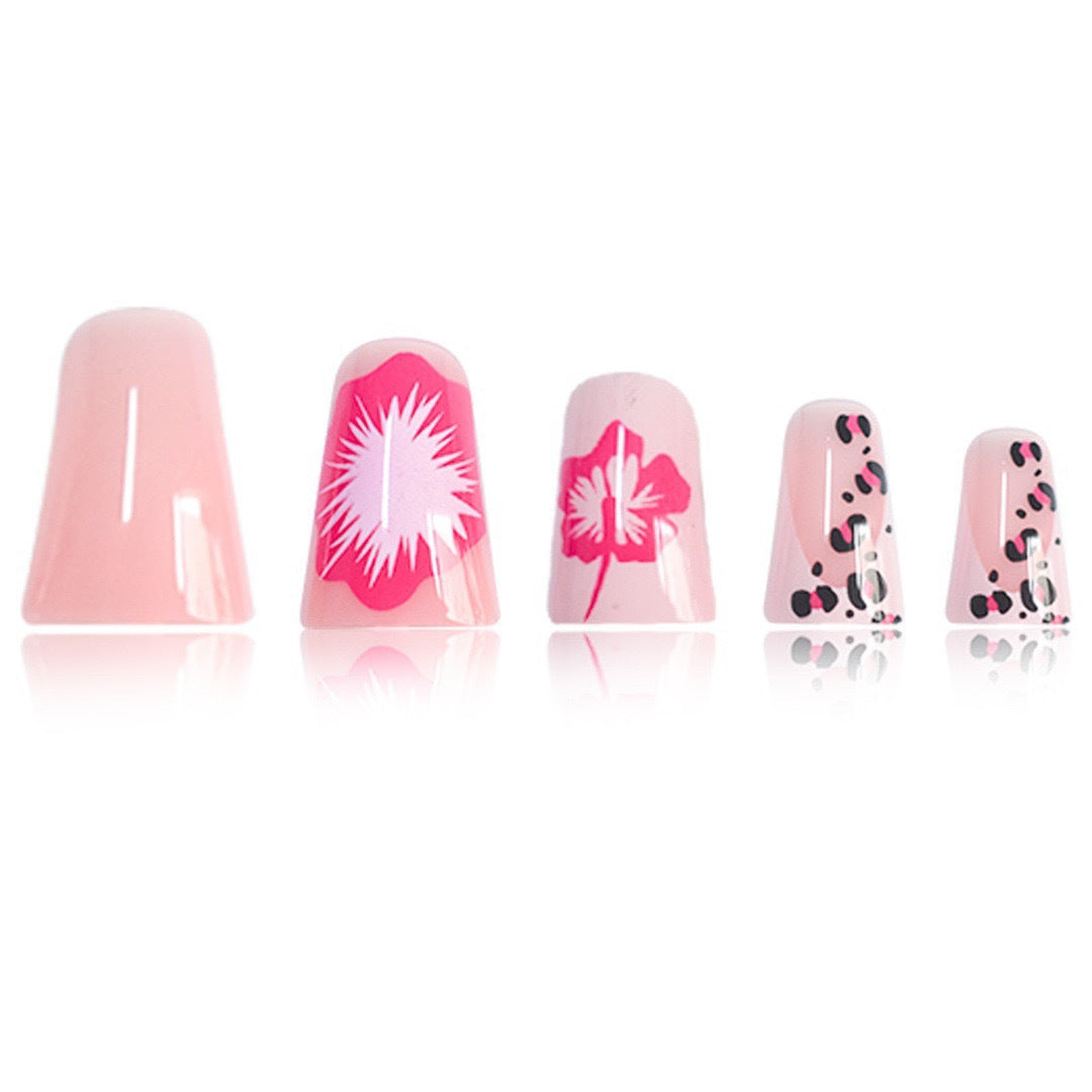 Künstlerische florale Nagelartverlängerungen Karnz