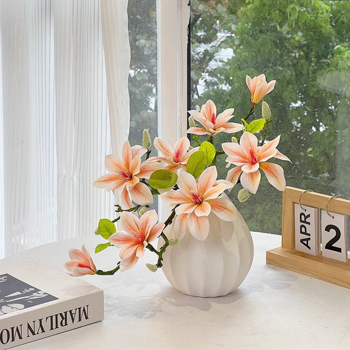 Lebensechte Blumenarrangement in elegantem Vase