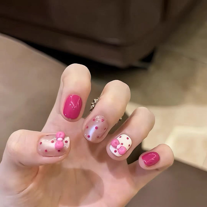 Farbige Nagelkunst Karnz