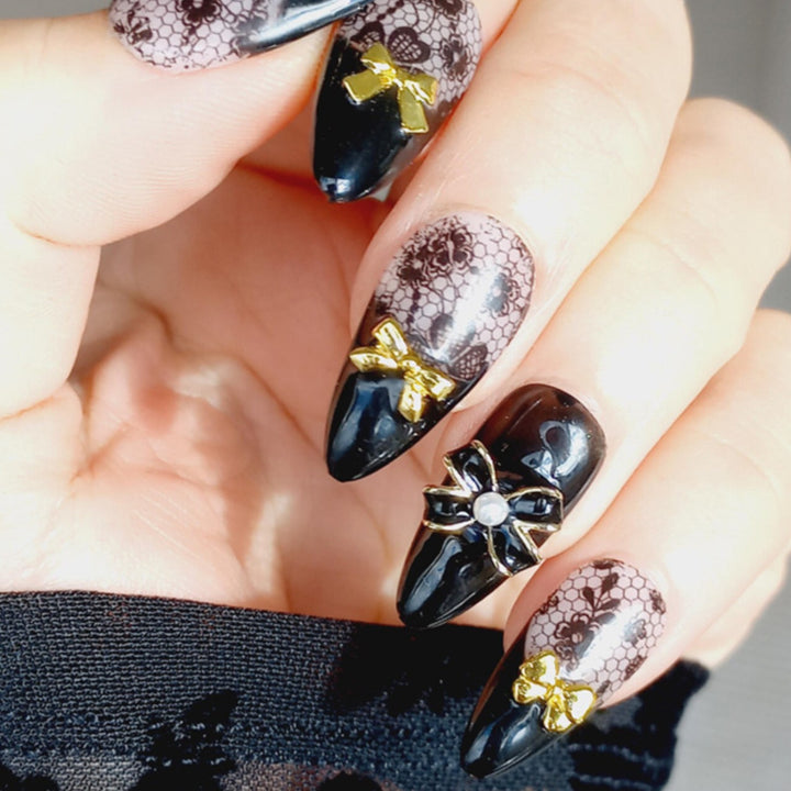 Kunstnagelset mit eleganten Punkt- und Schleifenverzierungen Karnz