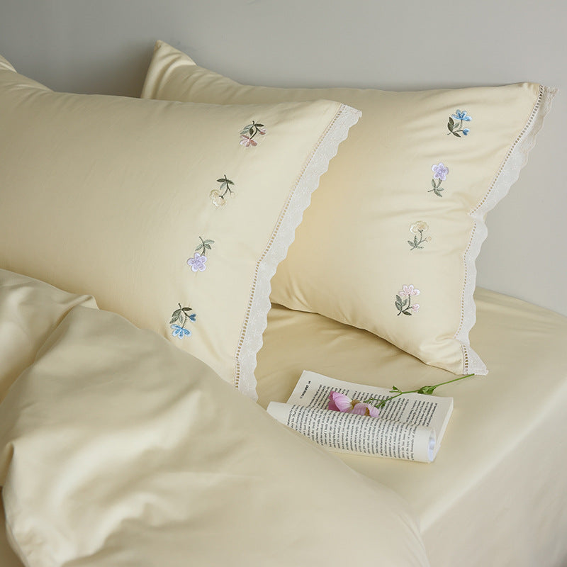 Luxuriöses Baumwollsatin-Bettwäsche-Set mit zarten Stickblumen und Spitzenkissenbezügen