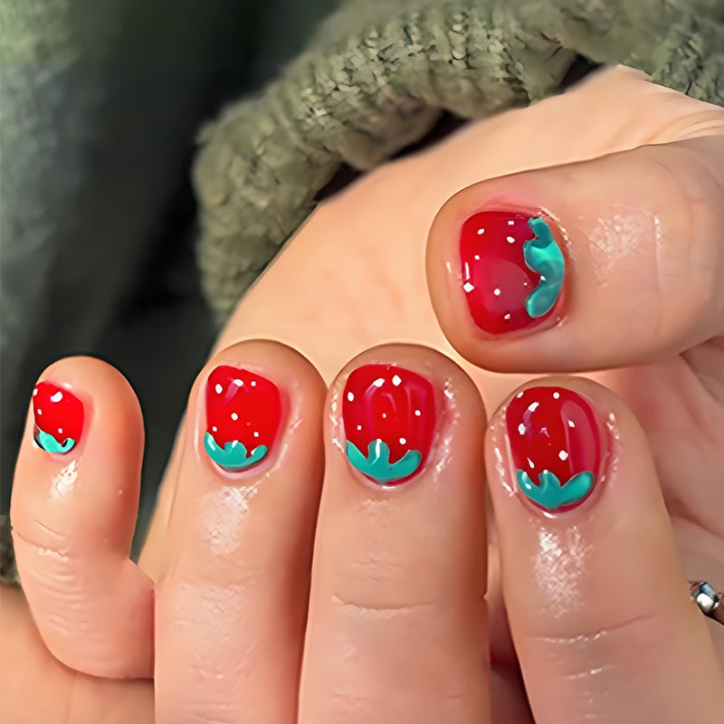 Kunstnagelset mit fröhlichen Erdbeerdesigns Karnz