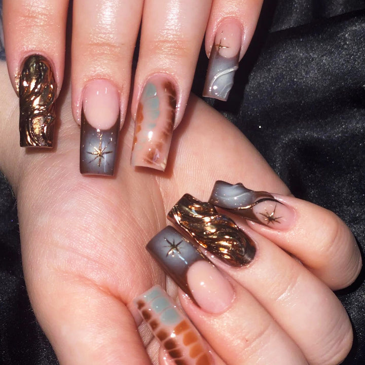 Künstliche Nagelverlängerungen mit elegantem floralem Design Karnz